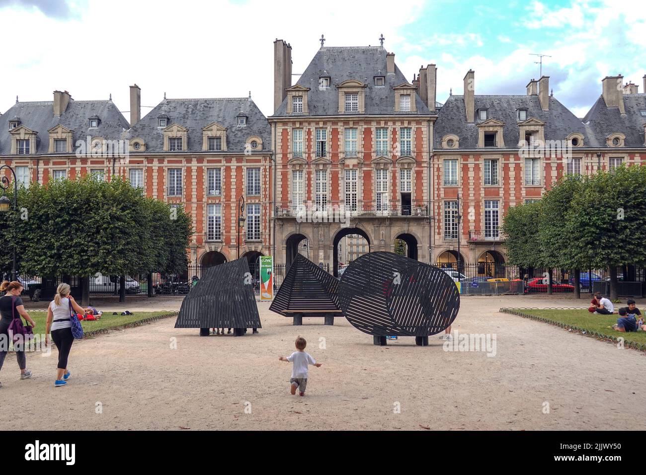 Francia, París, la Place des Vosges, originalmente Place Royale, es la plaza más antigua planeada en París, Francia. Se encuentra en el distrito de Marais, y. Foto de stock