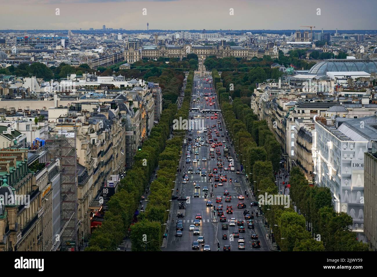 Francia, París, La Avenida de los Campos Elíseos es una avenida en el distrito 8th, que se extiende entre la Plaza de la Concordia en el este y la Plaza Foto de stock