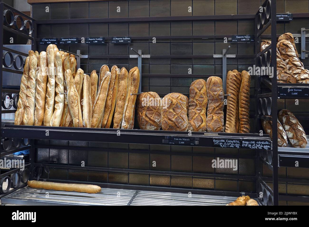 Francia, París, baguettes frescas a la venta en una boulangerie Foto © Fabio Mazzarella/Sintesi/Alamy Stock Photo Foto de stock