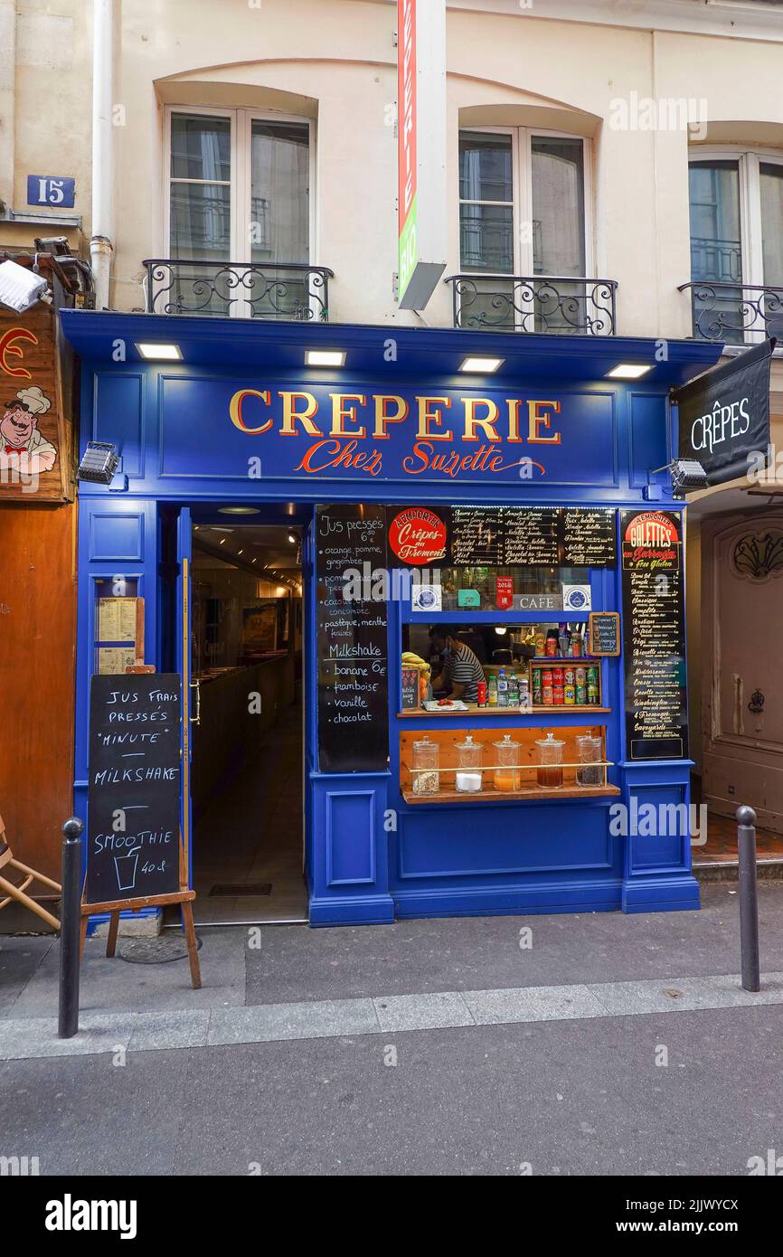 Francia, París, escena callejera frente a 'Creperie Chez Suzette' en Rue de la Huchette Foto © Fabio Mazzarella/Sintesi/Alamy Stock Photo Foto de stock