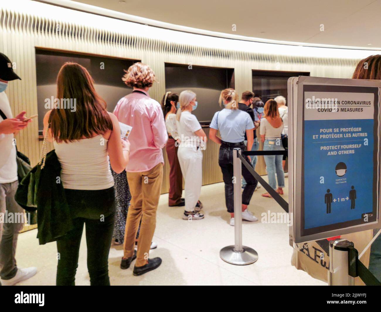 Francia, París, 10 de septiembre de 2021. Una señal de advertencia que aconseja a los visitantes mantener la distancia entre sí mientras hacen cola para entrar en el Museo del Louvre. P Foto de stock