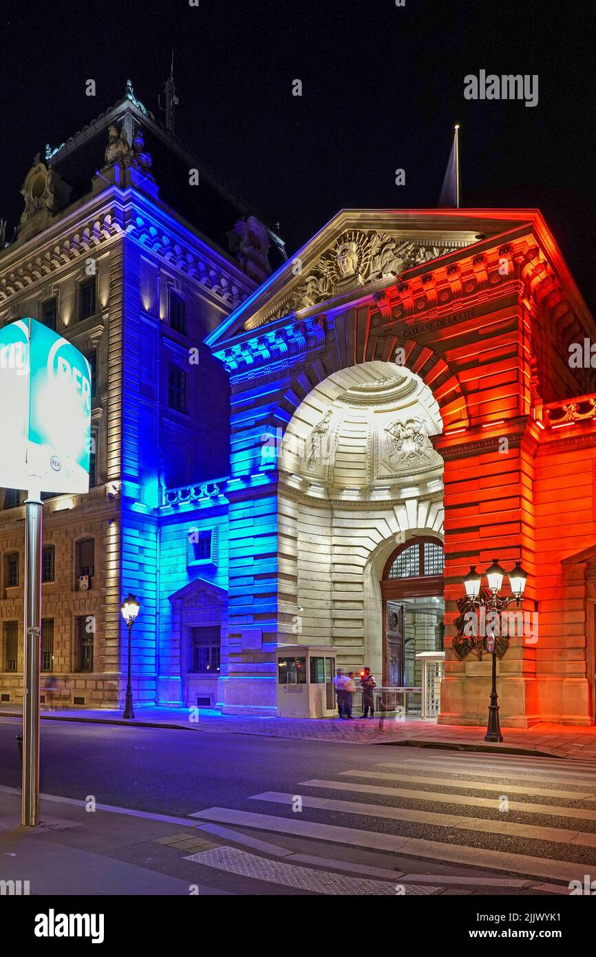 Francia, París, La Caserne Cite - Prefectura de Police de Paris - iluminado de noche con los colores de la bandera francesa Foto © Fabio Mazzarella/Sintesi/ Foto de stock