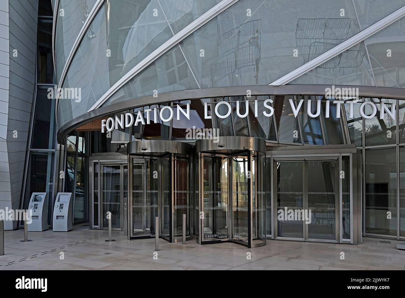 Francia, París, Louis Vuitton Foundation es un museo de arte y centro cultural francés patrocinado por el grupo LVMH y sus filiales. El Deconstructi Foto de stock