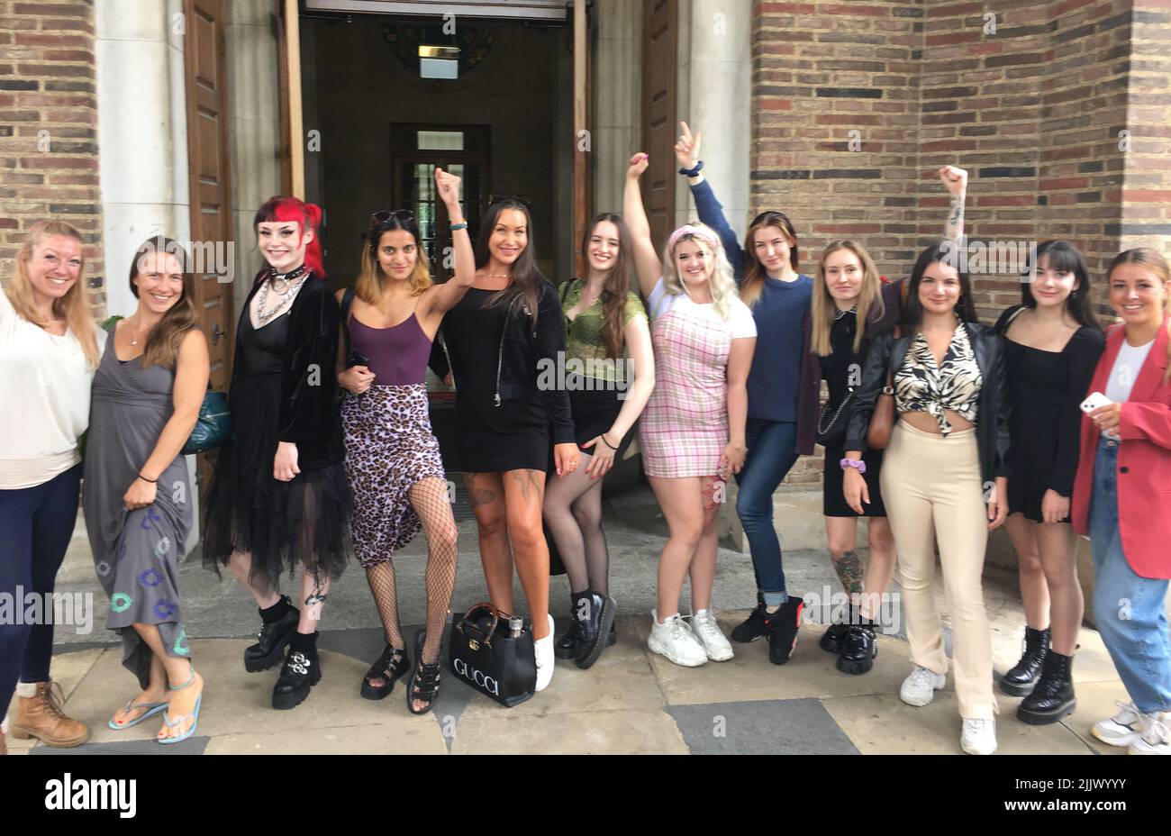 MEJOR CALIDAD DISPONIBLE bailarines exóticos en los pasos del Ayuntamiento de Bristol después de que el consejo votó en contra una moción para prohibir clubes de strip y otros lugares de entretenimiento sexual (SEVs) en la ciudad. Un consorcio de organizaciones de derechos de las mujeres y grupos comunitarios ha estado haciendo campaña para que Bristol siga los pasos de Edimburgo e imponga una prohibición general. Fecha de la foto: Jueves 28 de julio de 2022. Foto de stock