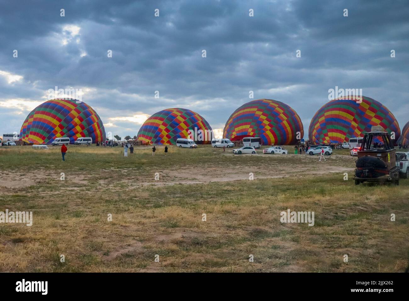 GOREME/TURQUÍA - 27 de junio de 2022: Globos del mismo color se inflan para el vuelo. Foto de stock
