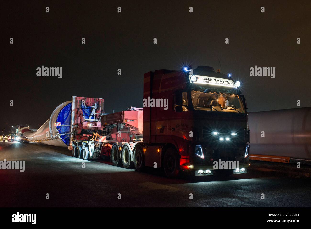 ALEMANIA, transporte especial de palas de rotor SENVISION 75,4m por la noche con camión pesado de la empresa Torben Rafn Foto de stock