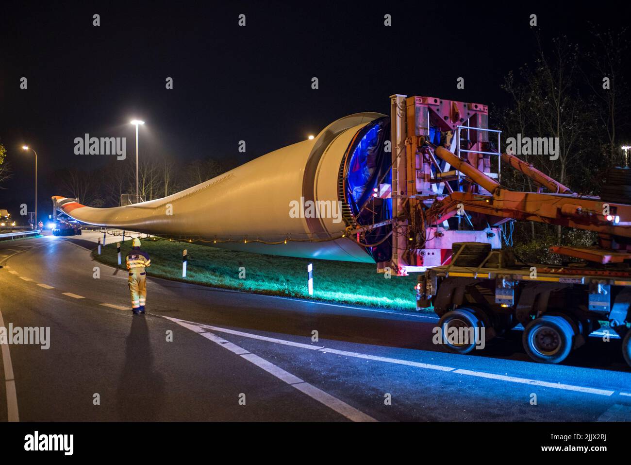 ALEMANIA, transporte especial de palas de rotor SENVISION 75,4m por la noche con camión pesado de la empresa Torben Rafn Foto de stock