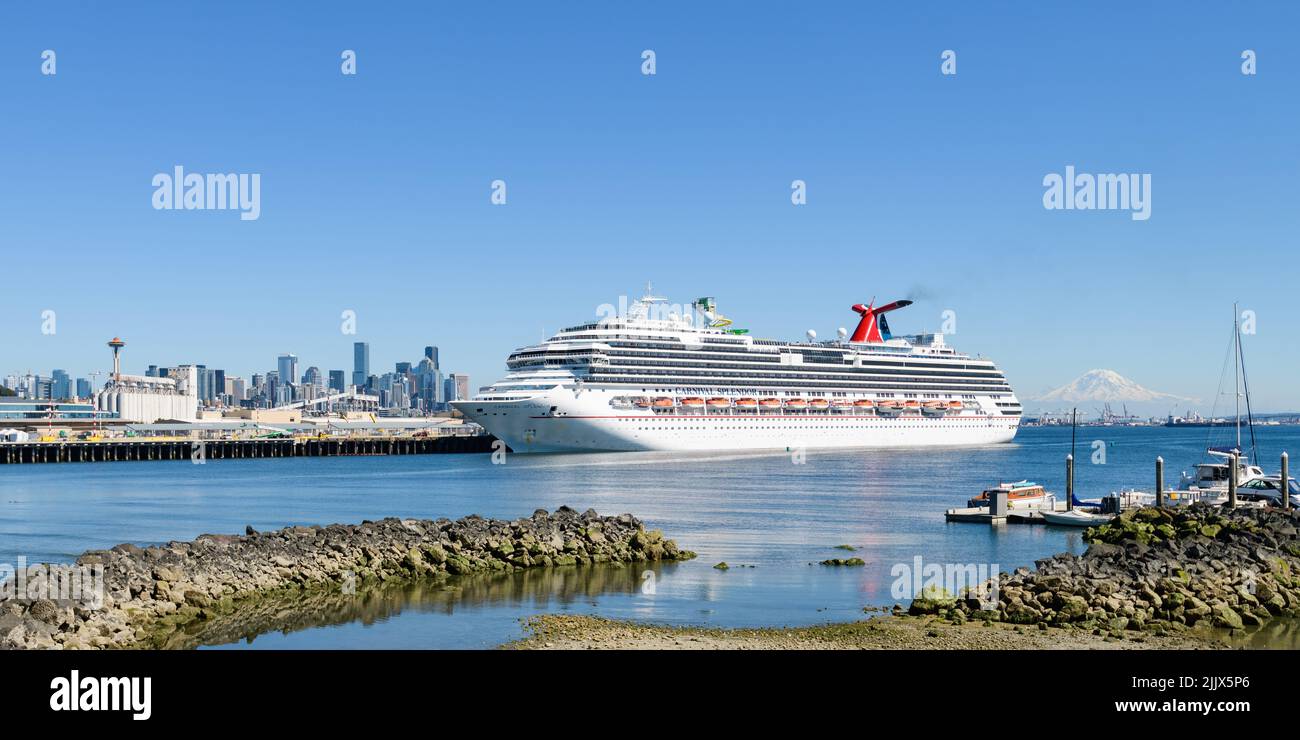 Seattle - 19 de julio de 2022 Crucero Carnival Splendor con la Aguja Espacial y el Monte Rainier Foto de stock