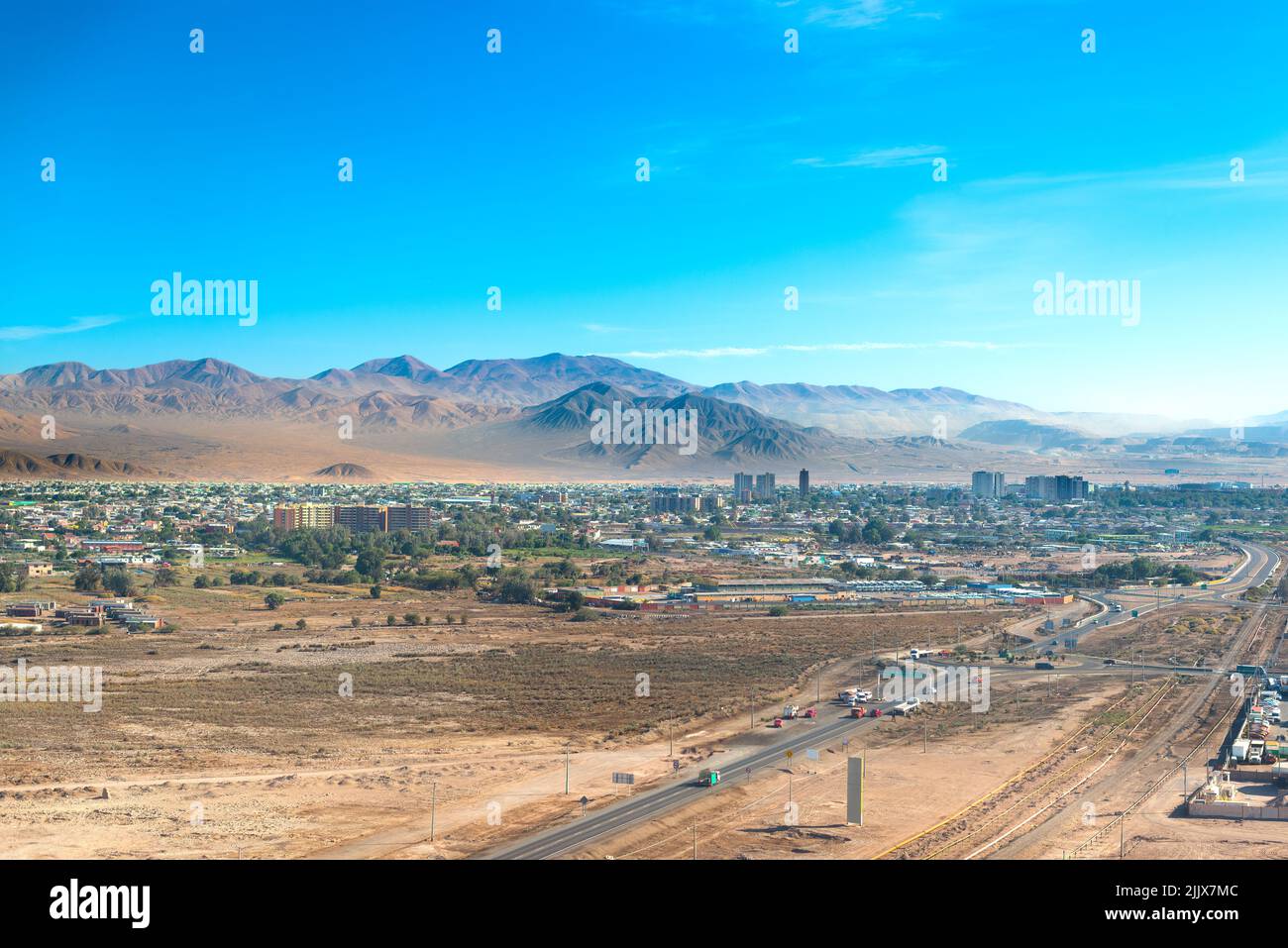 Vista aérea de la ciudad minera de Calama en el norte de Chile con mina de cobre Chuquicamata en la parte posterior. Foto de stock