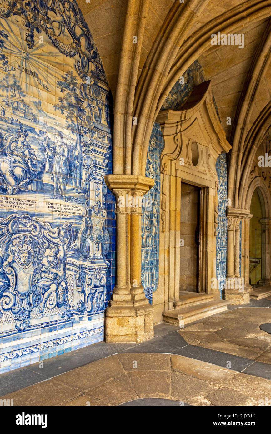 Claustros de Se do Porto La catedral histórica en el centro de Porto, una ciudad en el norte de Portugal con azulejos pintados por Valentim de Almeida. Foto de stock