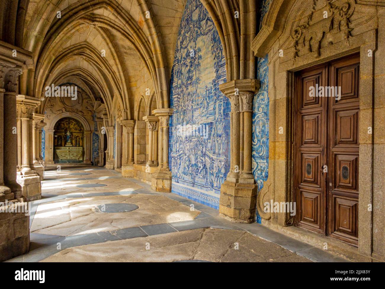 Claustros de Se do Porto La catedral histórica en el centro de Porto, una ciudad en el norte de Portugal con azulejos pintados por Valentim de Almeida. Foto de stock