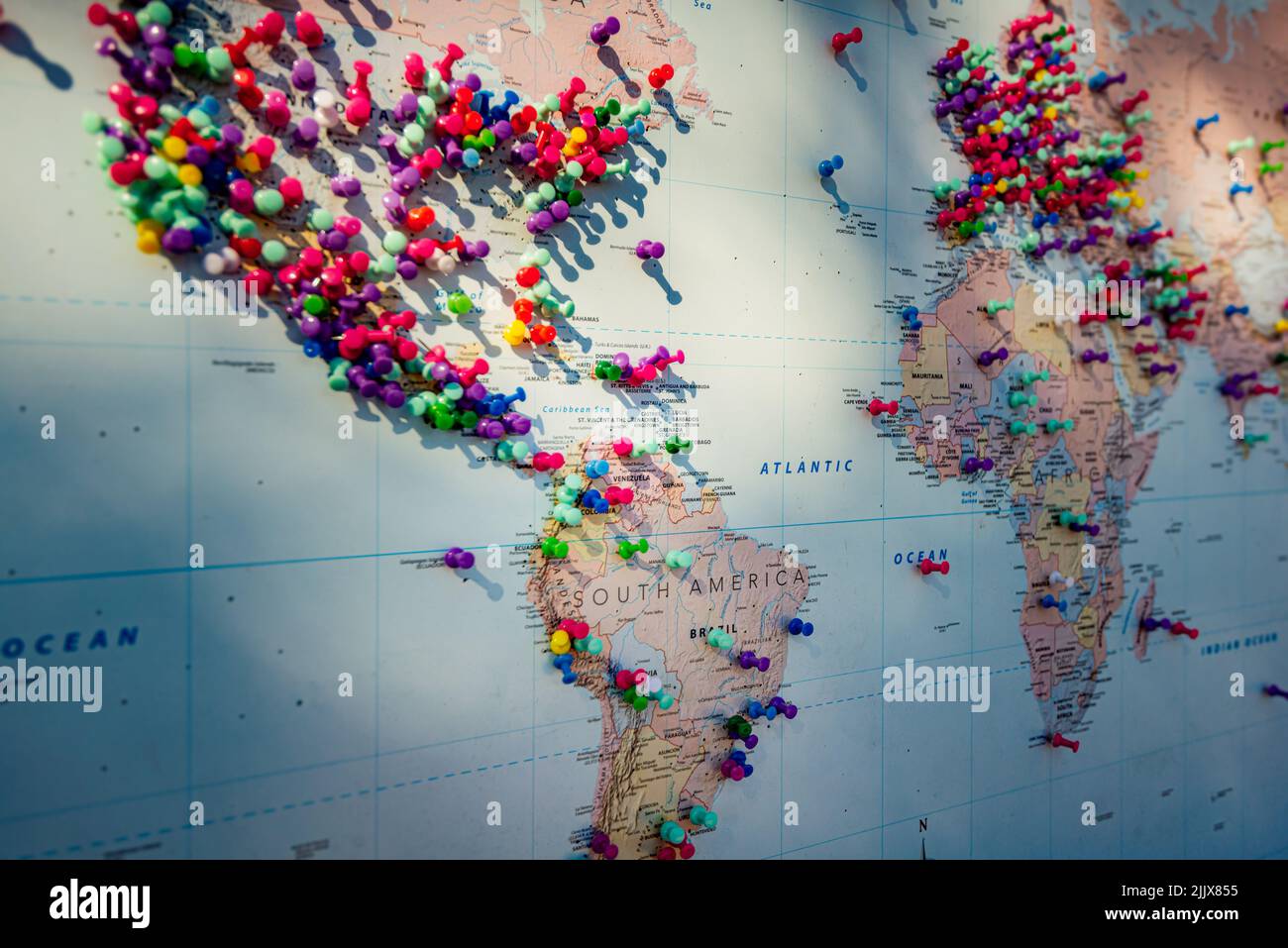 Mapa del mundo con muchas chinchetas en diferentes países y continentes.  Viajes internacionales Fotografía de stock - Alamy