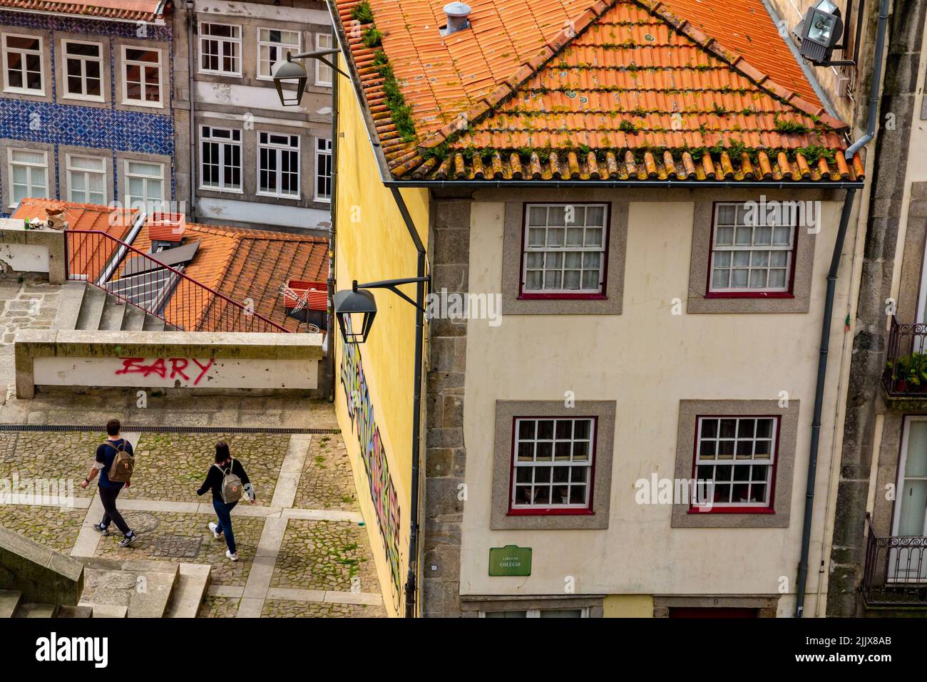 Vista de los tejados hacia los edificios en el centro de Oporto, una de las principales ciudades del norte de Portugal. Foto de stock