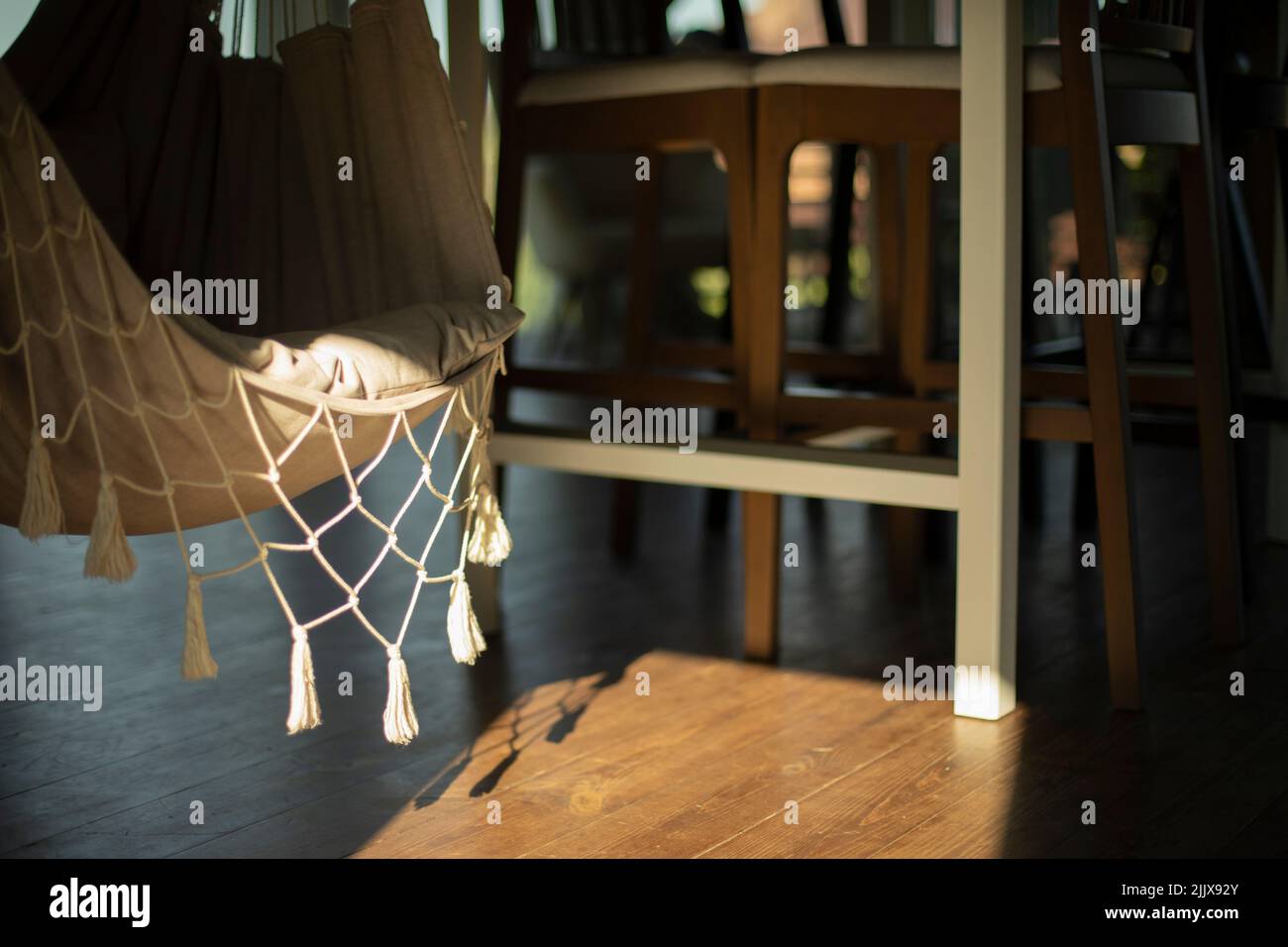 Salón rústico con modernas sillas mecedoras Fotografía de stock - Alamy