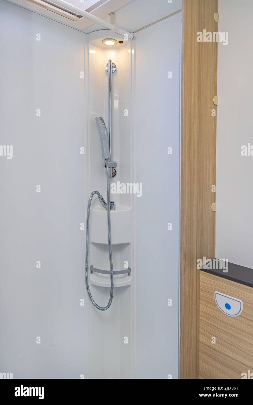 Baño de cabina con ducha en RV Camper Van Fotografía de stock - Alamy