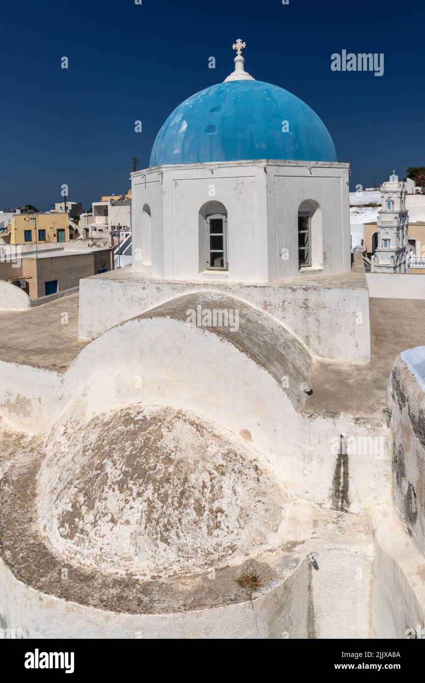 Cúpula azul en una iglesia en el pueblo de Megalochori, Santorini, Islas Cícladas, Grecia, Europa Foto de stock