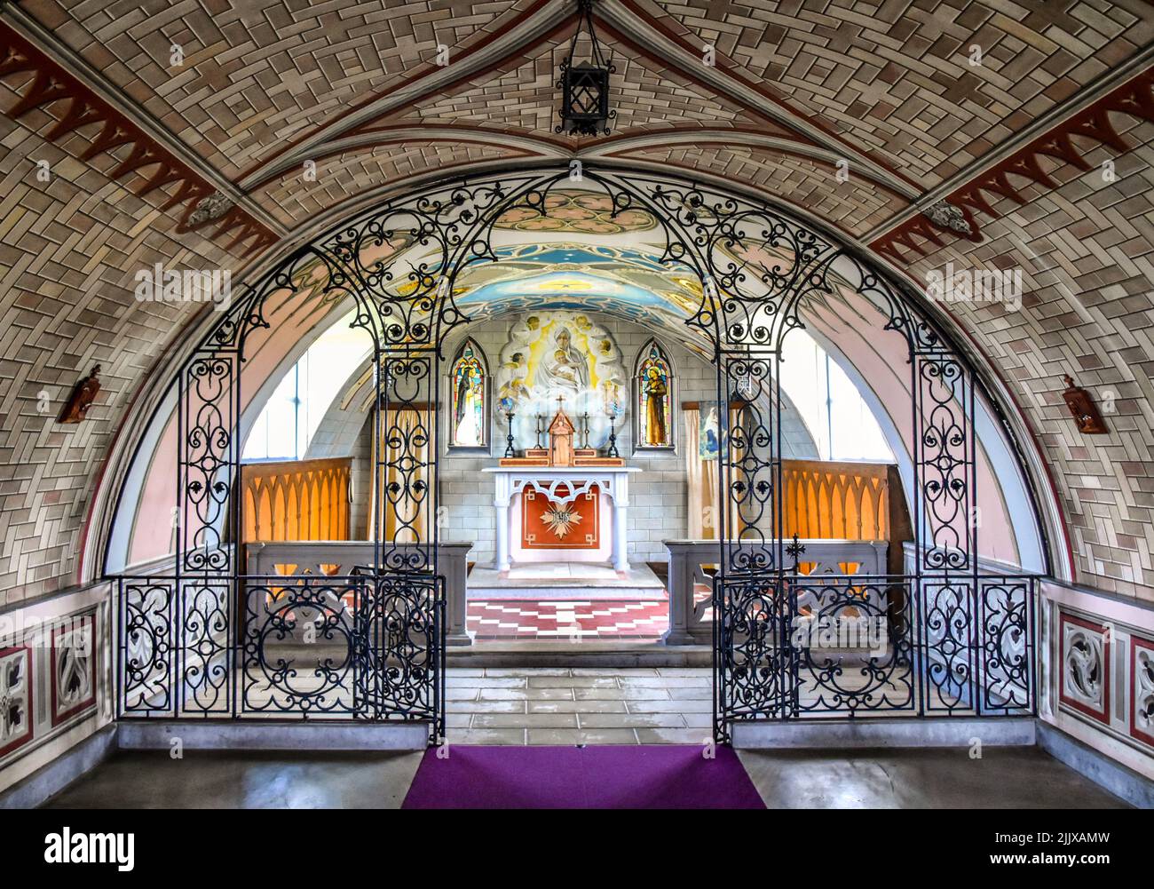 Las obras de arte decoradas en el interior de la capilla italiana en Lamb Holm. Foto de stock