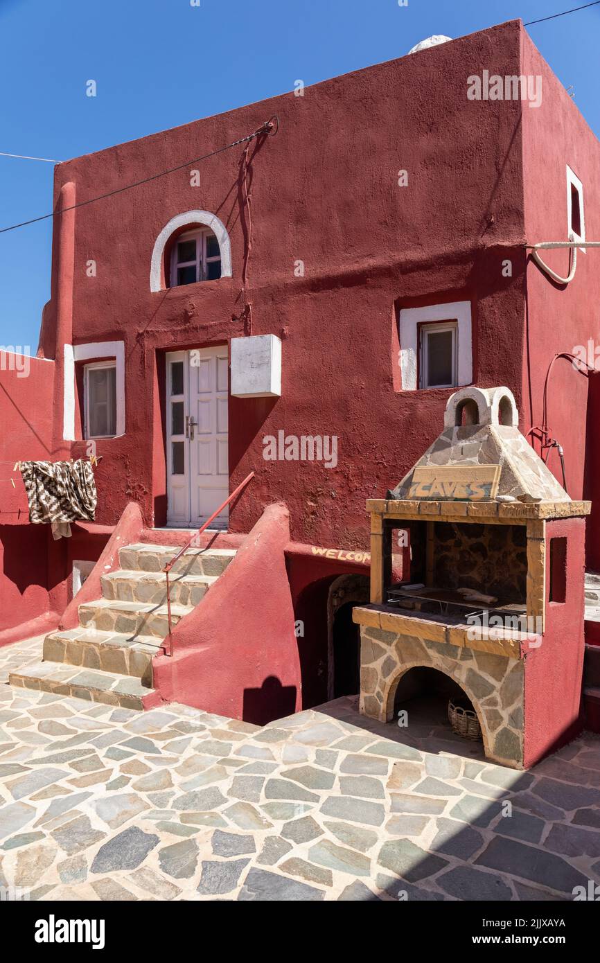 Un colorido edificio griego en el pueblo Megalochori, Santorini, islas Cícladas, Grecia, Europa Foto de stock