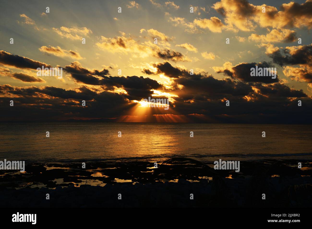 Puesta de sol en las nubes. Isla Verde, Taiwán Enero 2013 Foto de stock