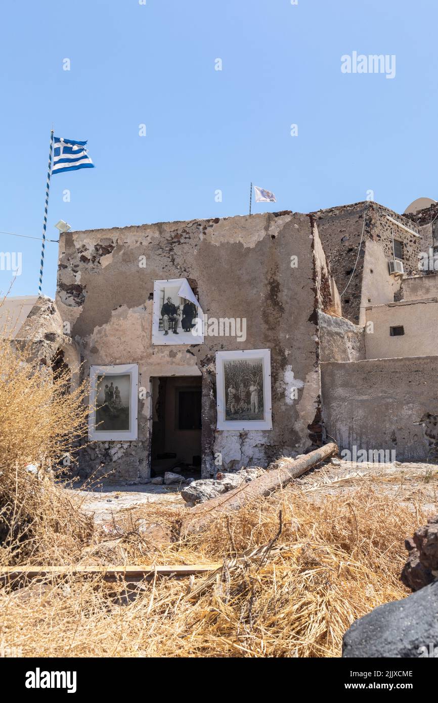 Casa vacía de ruinas con fotografías en blanco y negro de miembros de la familia anclados fuera, Akrotiri, Santorini, islas Cícladas, Grecia, Europa Foto de stock