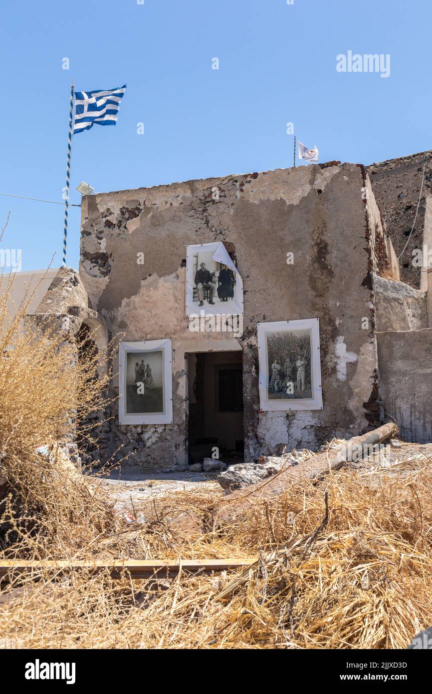 Casa vacía de ruinas con fotografías en blanco y negro de miembros de la familia anclados fuera, Akrotiri, Santorini, islas Cícladas, Grecia, Europa Foto de stock