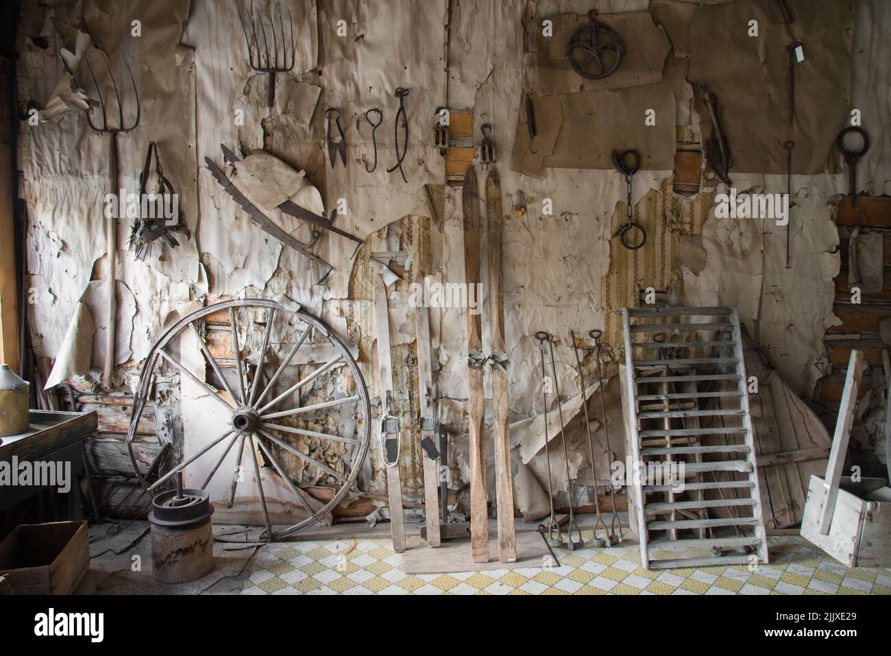 Una colección de artefactos y herramientas de ciudad fantasma en la ciudad minera fantasma de Bannack State Park, Montana, Estados Unidos Foto de stock