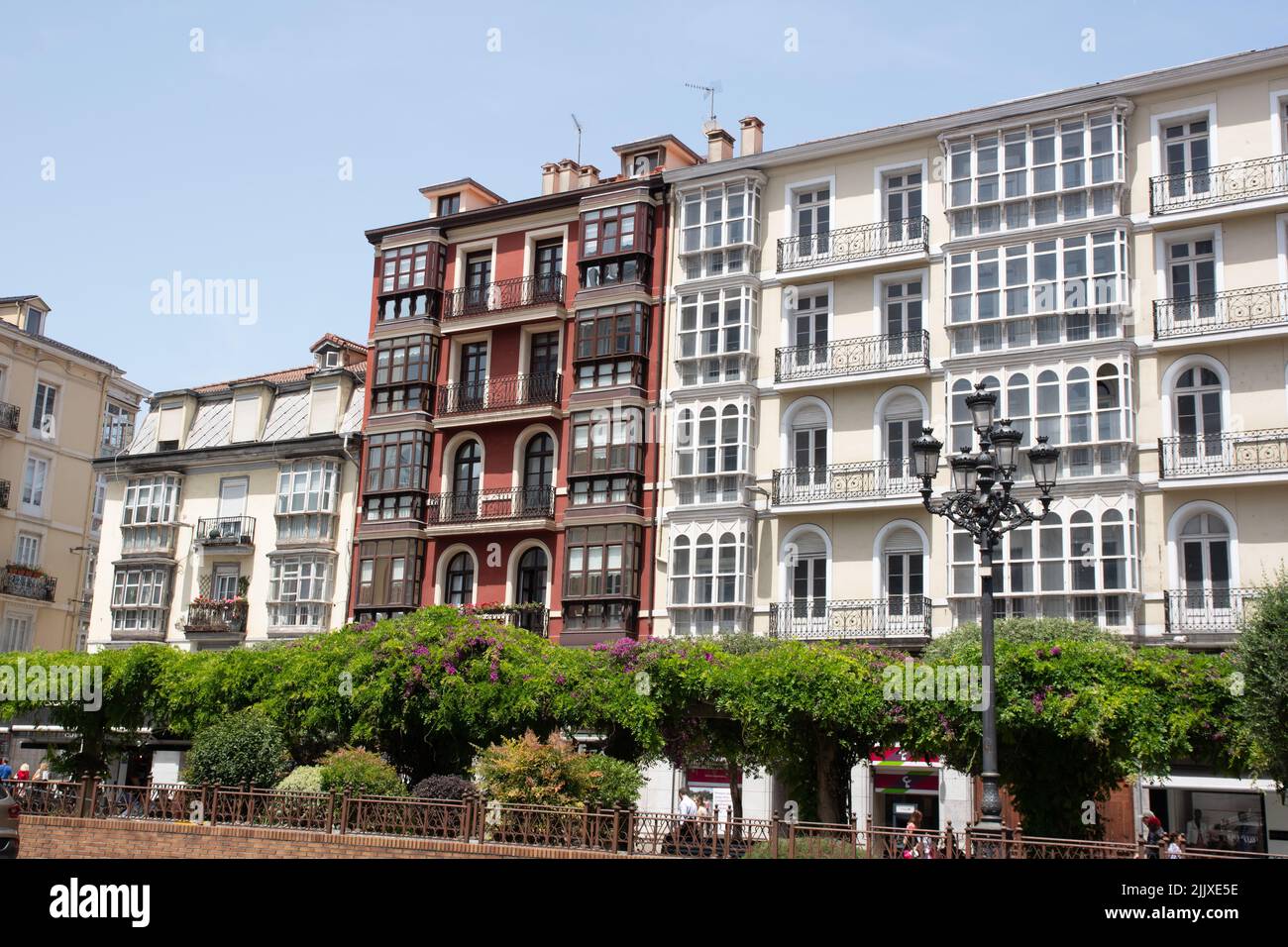 Bloques de apartamentos en la calle Jesús de Monasterio Santander Foto de stock