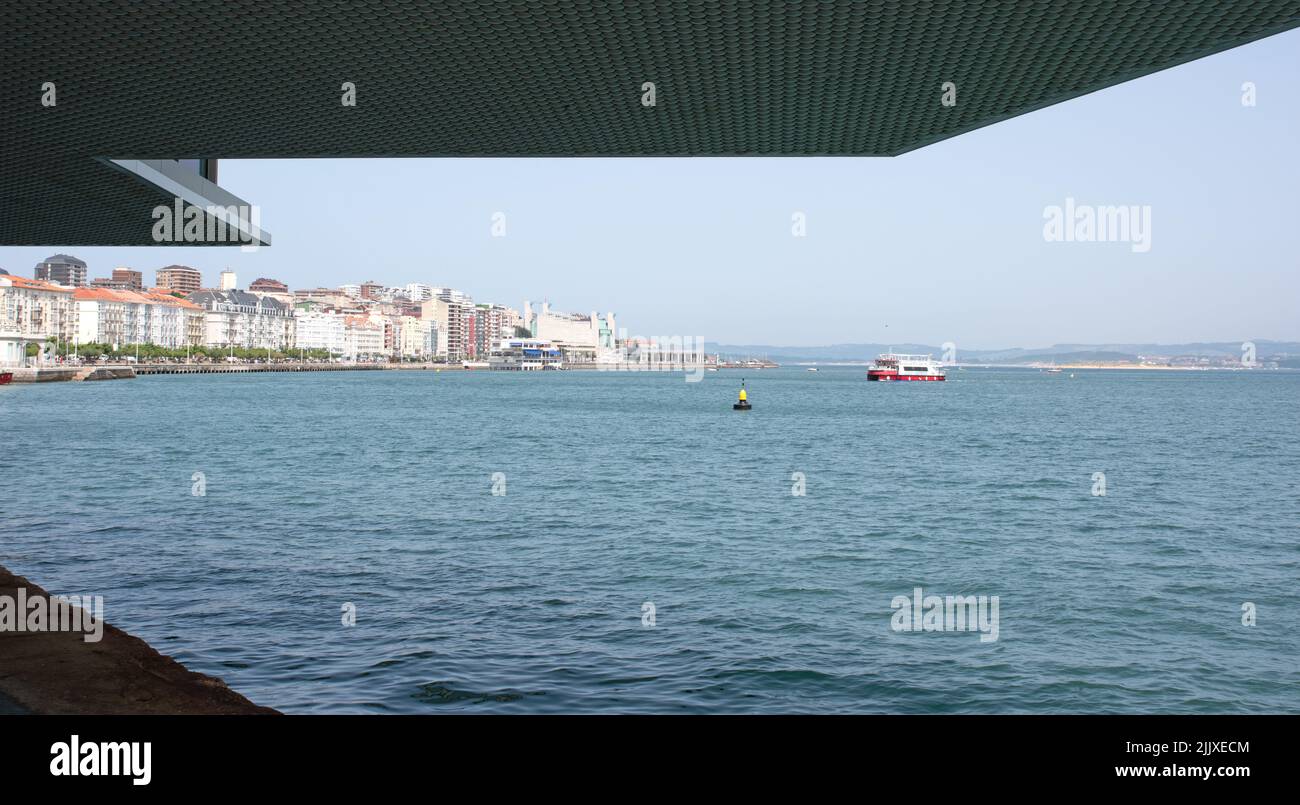 Mirando a través de la bahía de Santander desde debajo del Centro Botin Foto de stock