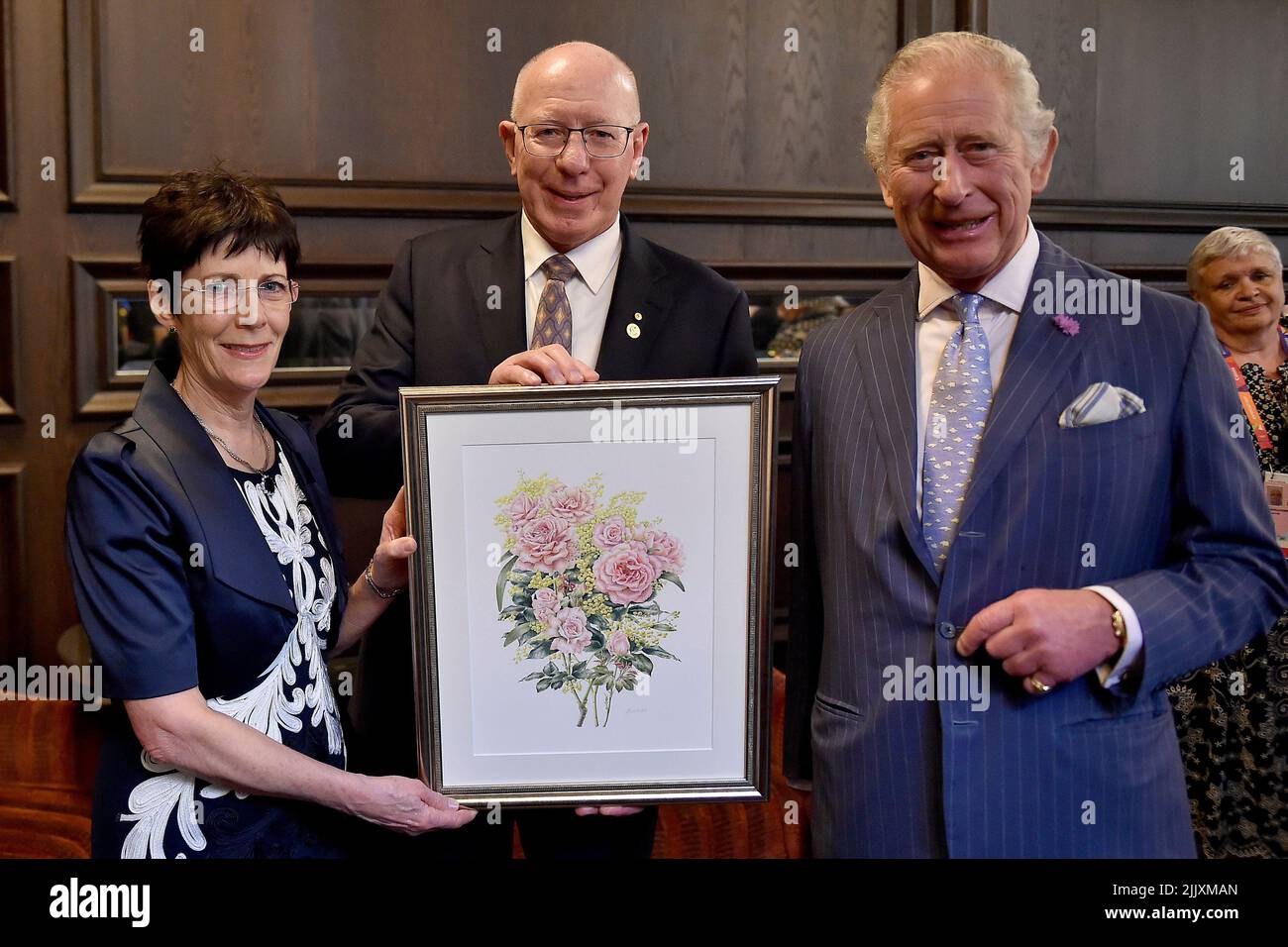 El Príncipe de Gales (derecha) recibe una pintura de David Hurley, Gobernador General de Australia, y su esposa Linda durante la recepción de apertura de los Juegos de la Commonwealth de Birmingham 2022. Fecha de la foto: Jueves 28 de julio de 2022. Foto de stock