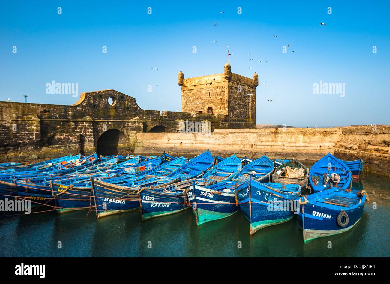 ESSAOUIRA, MARRUECOS - 18 de abril de 2013: Barcos de pesca en el puerto de Essaouira, Marruecos Foto de stock