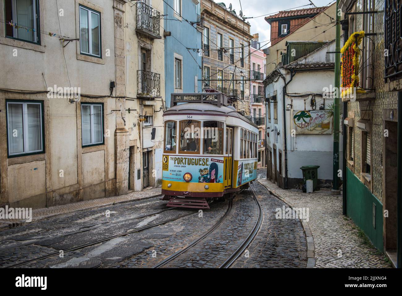 Lisboa, Portugal - Julio 1, 2018: Tranvía antiguo en las estrechas calles de Alfama en Lisboa. Foto de stock