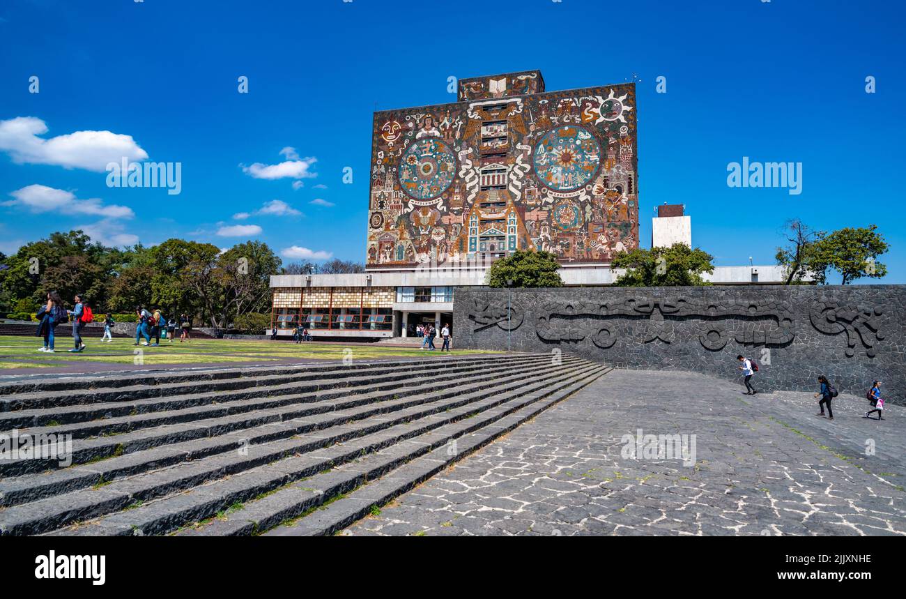 Ciudad de México, México - 21 de febrero de 2020: Edificio emblemático de la Biblioteca Central en la Universidad Nacional Autónoma de México, UNAM. Herita Mundial UNESCO Foto de stock