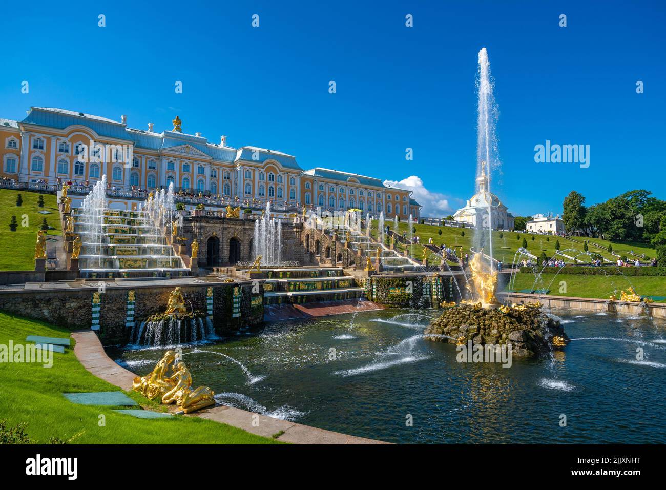 San Petersburgo, Rusia - 8 de agosto de 2020: Grandes fuentes en cascada en Petergof, una de las estructuras de fuentes más grandes del mundo. Foto de stock