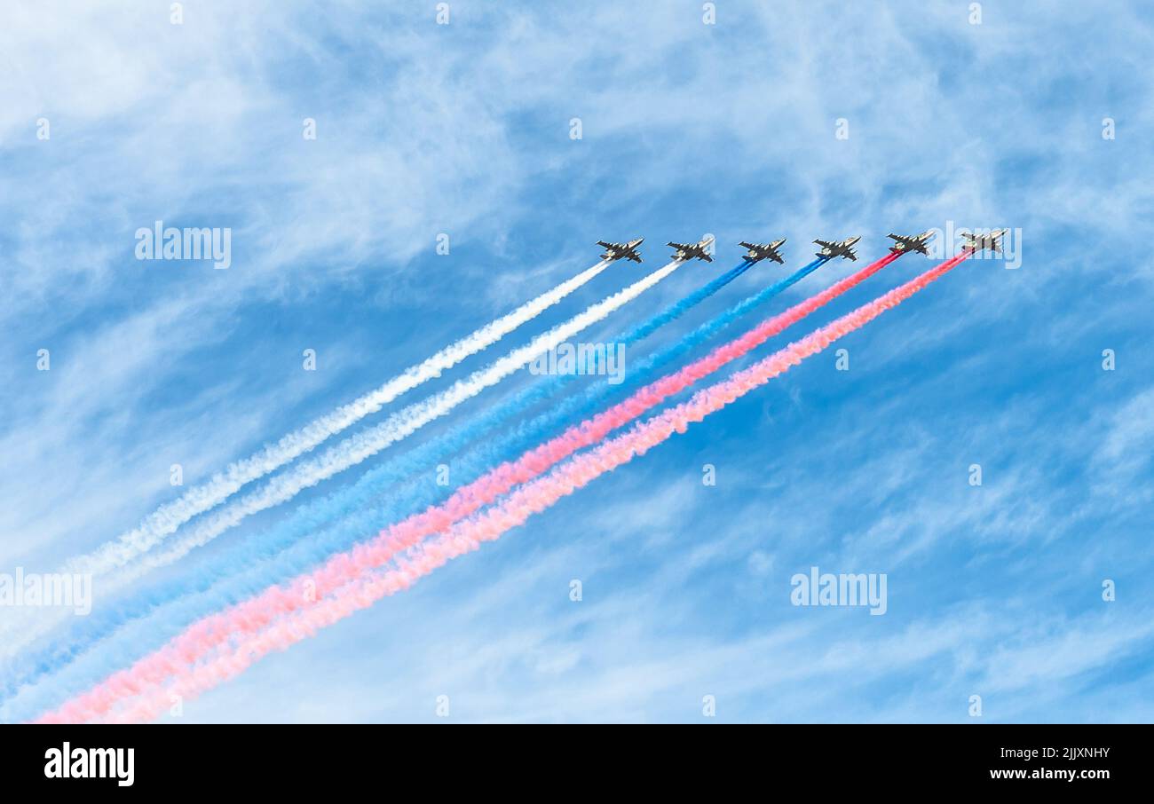 San Petersburgo, Rusia. - 28 de julio de 2022: El grupo de combatientes rusos Sukhoi Su-25 en el cielo. Foto de stock