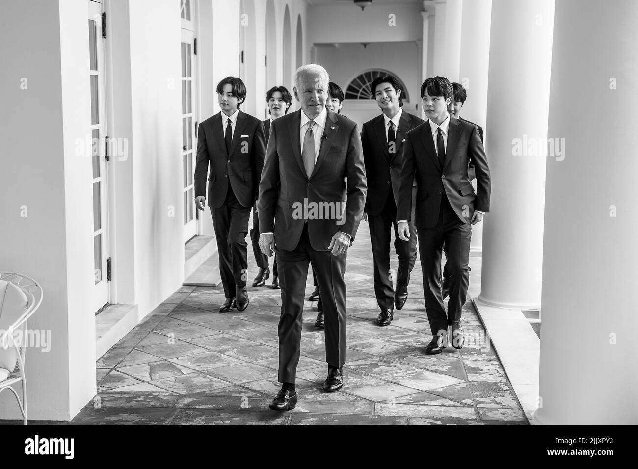 Washington, Estados Unidos de América. 31 de mayo de 2022. K-Pop banda BTS camina detrás de EE.UU. Presidente Joe Biden a lo largo de la Colonnade Oeste de la Casa Blanca, 31 de mayo de 2022, en Washington, D.C. Crédito: Adam Schultz / Casa Blanca Foto / Alamy Live News Foto de stock