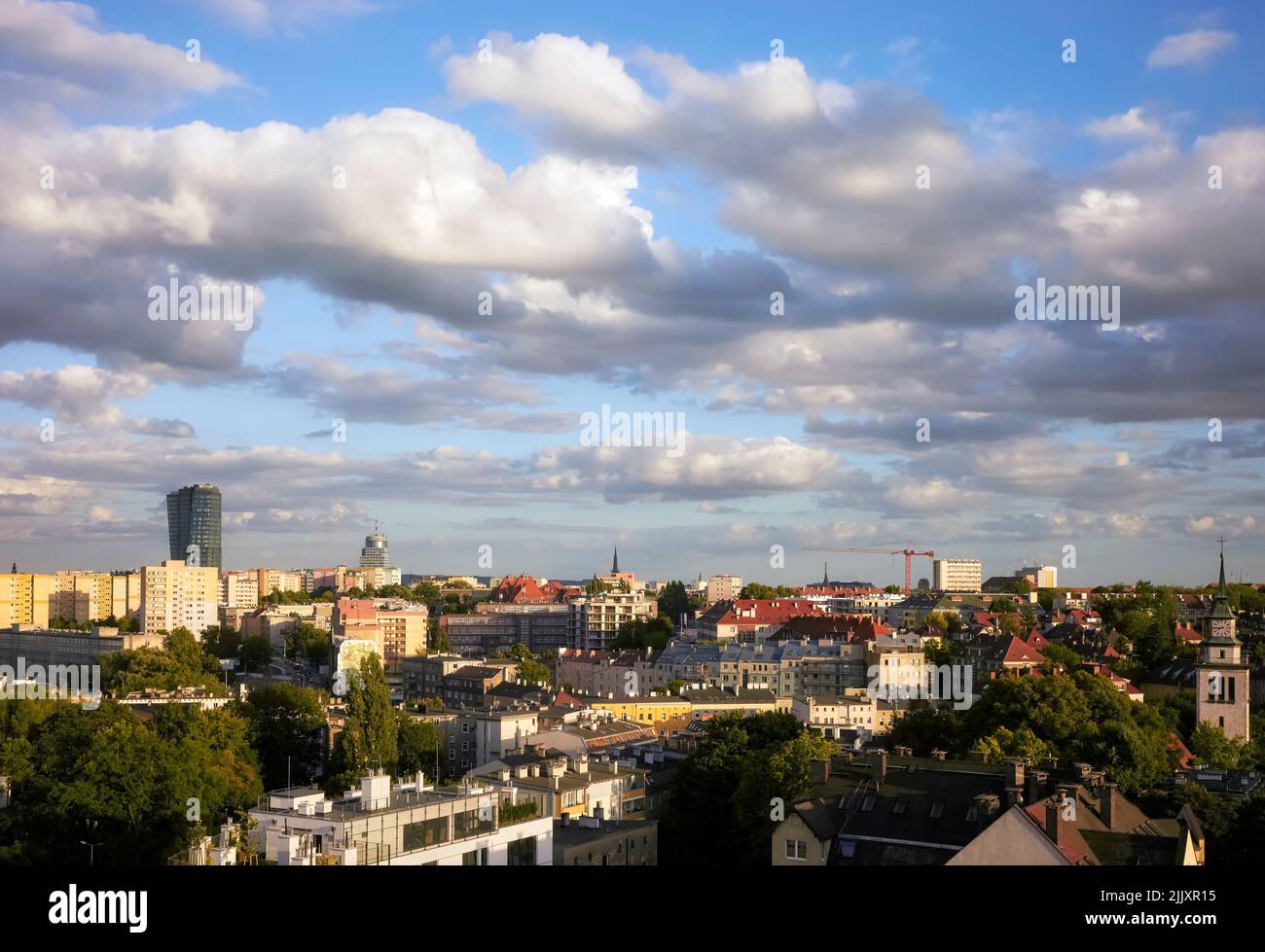 Paisaje nublado sobre la ciudad de Szczecin, Polonia. Foto de stock