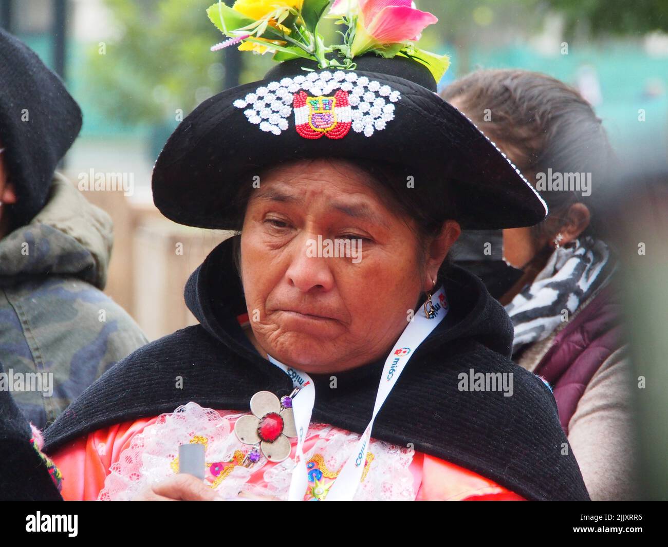 Mujer indígena participando en la manifestación cuando en el día de la independencia del Perú, cientos de personas se reúnen en las calles para protestar contra el presidente Pedro Castillo, acusado de varios actos de corrupción después del primer año de su gobierno. Foto de stock