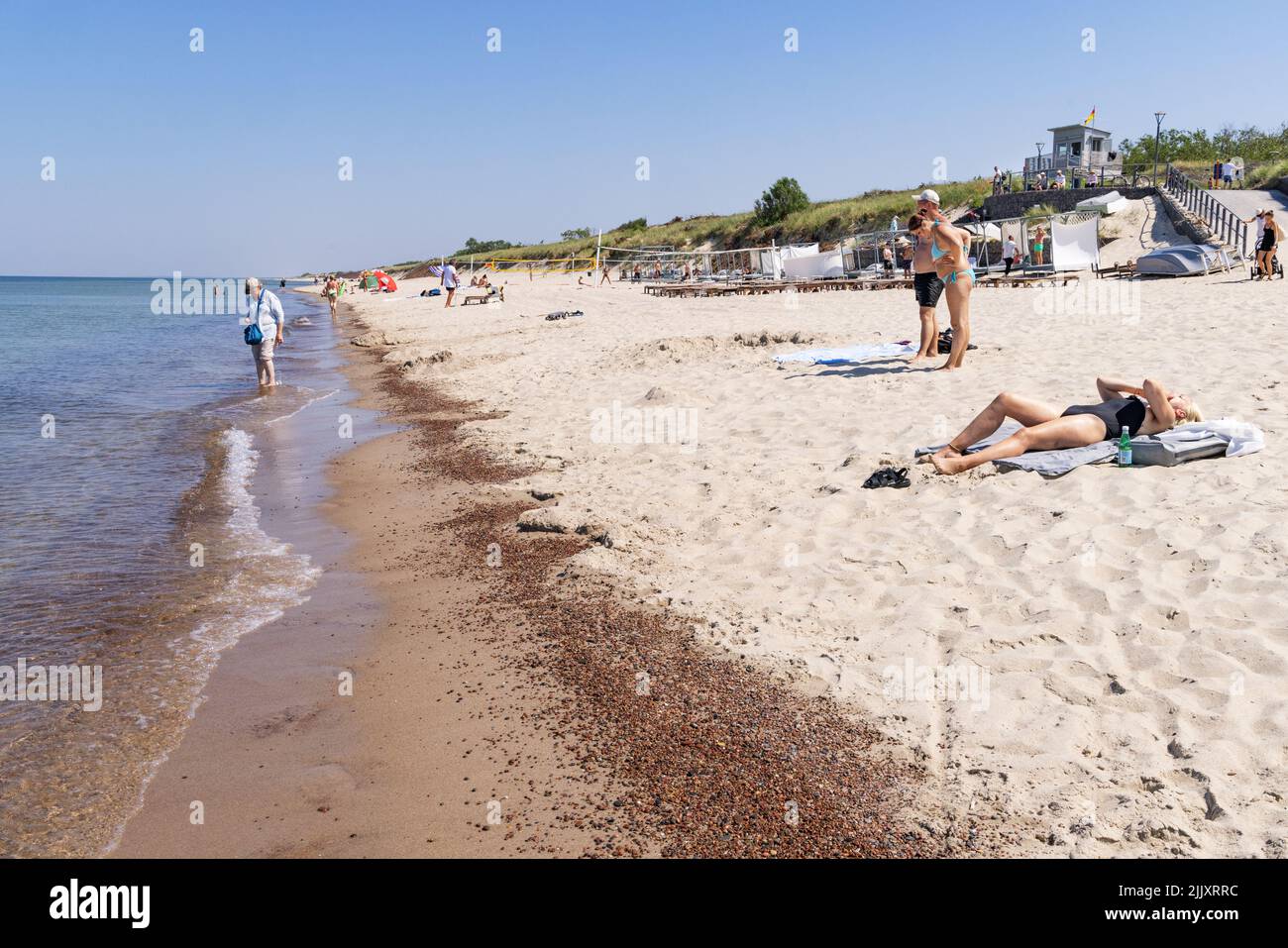 Playa de Lituania; gente que disfruta de la playa de arena en verano en la costa del Mar Báltico en el Estrecho de Curlandia, Lituania, Europa Foto de stock