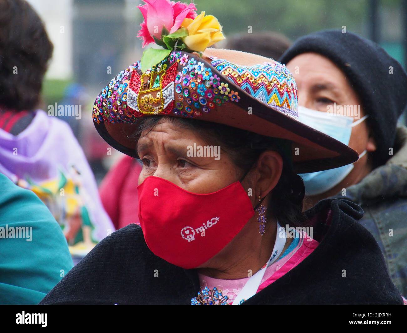 Mujer indígena participando en la manifestación cuando en el día de la independencia del Perú, cientos de personas se reúnen en las calles para protestar contra el presidente Pedro Castillo, acusado de varios actos de corrupción después del primer año de su gobierno. Foto de stock