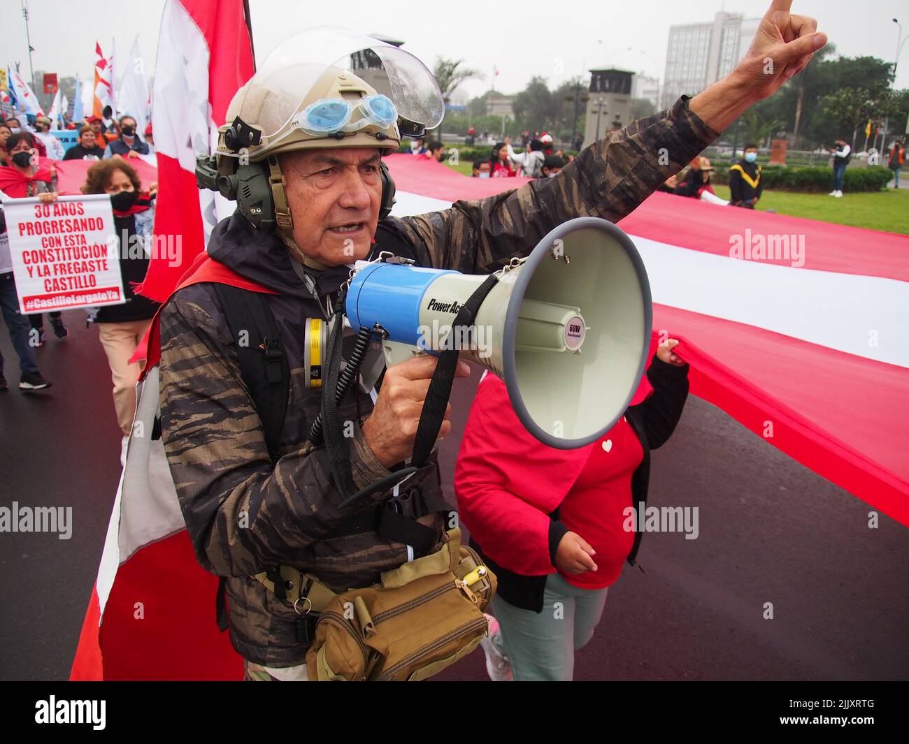 Gigante bandera peruana llevada por manifestantes cuando en el día de la independencia de Perú, cientos de personas se reúnen en las calles para protestar contra el presidente Pedro Castillo, acusado de varios actos de corrupción después del primer año de su gobierno. Foto de stock