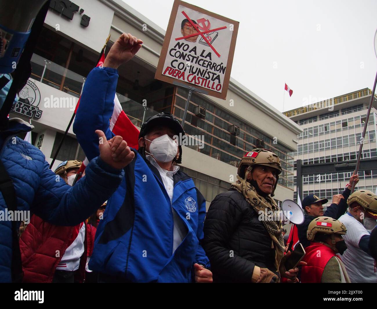 El día de la independencia de Perú, cientos de personas se reúnen en las calles para protestar contra el presidente Pedro Castillo, acusado de varios actos de corrupción después del primer año de su gobierno. Foto de stock