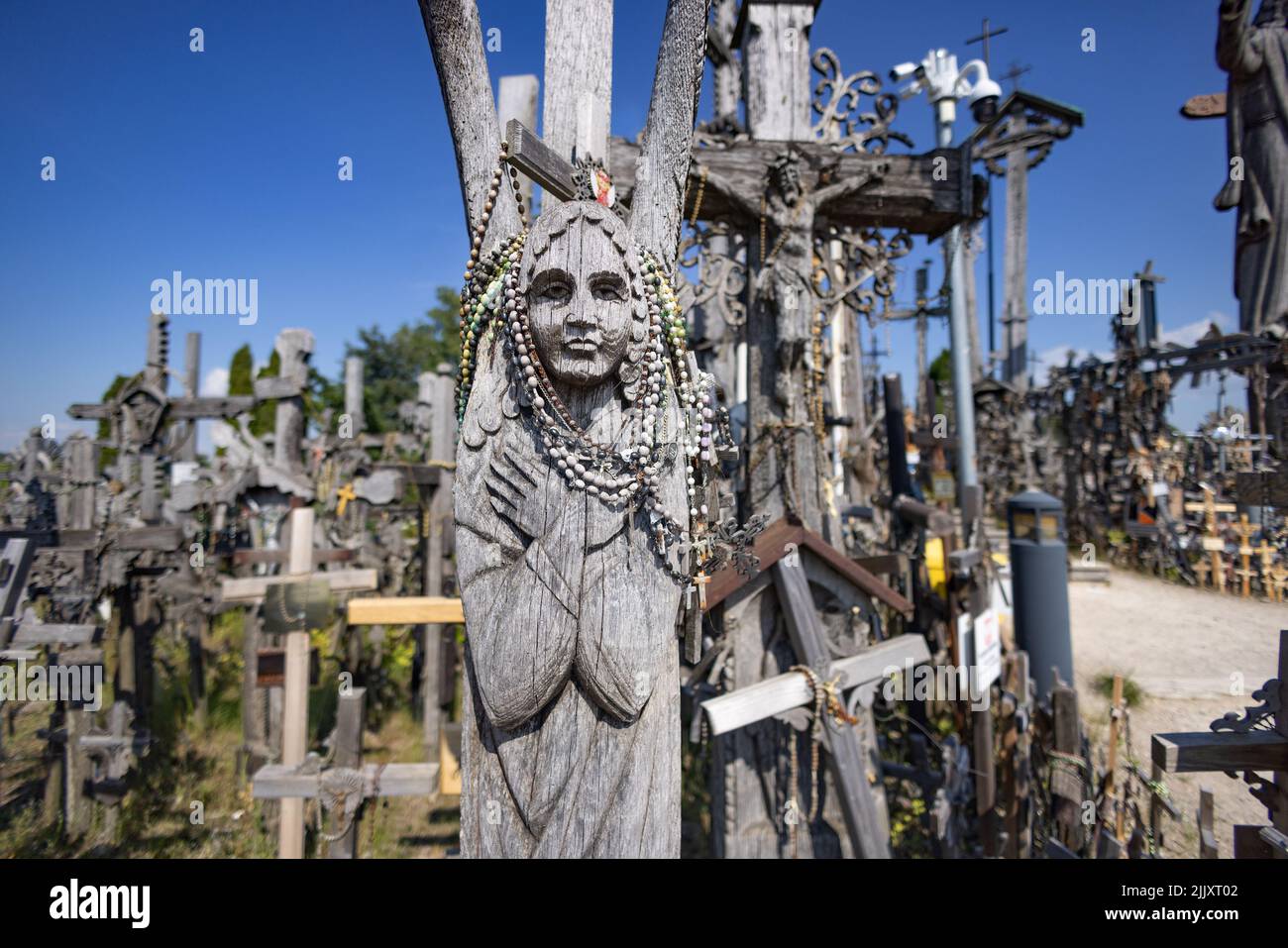 Cultura de Lituania; Colina de cruces Lituania; miles de tallas y cruces en una ladera, un lugar de peregrinación religiosa, Lituania Europa Foto de stock