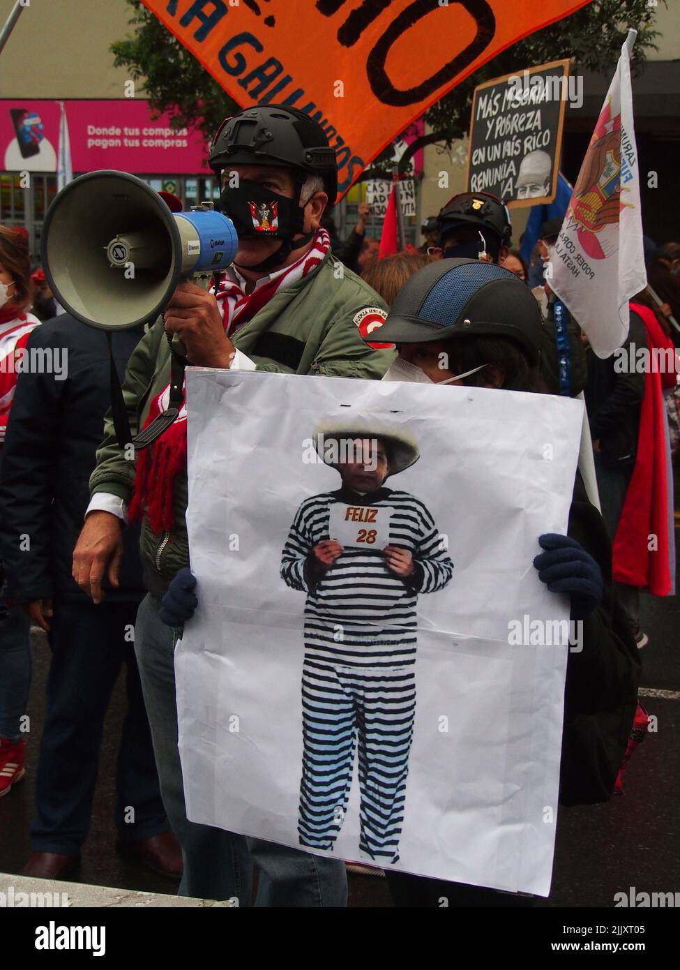 Una caricatura del Presidente Pedro Castillo se muestra cuando en el día de la independencia de Perú, cientos de personas se reúnen en las calles para protestar contra el Presidente Pedro Castillo, acusado de varios actos de corrupción después del primer año de su gobierno. Foto de stock