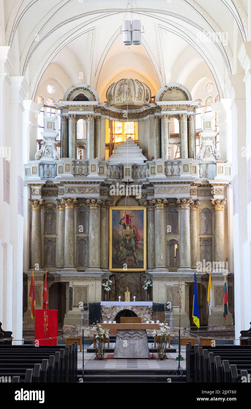 Iglesia católica de Lituania; la Iglesia de San Jorge Mártir, interior, con el altar y la nave, Kaunas casco antiguo, Kaunas, Lituania Europa Foto de stock