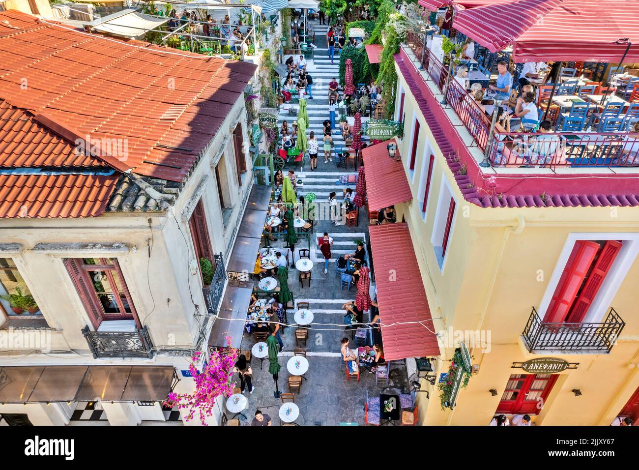 Los famosos pasos de la calle Mnisikleous, el barrio de Plaka (el 'barrio de los dioses'), el centro histórico o Atenas, Ática, Grecia. Foto de stock
