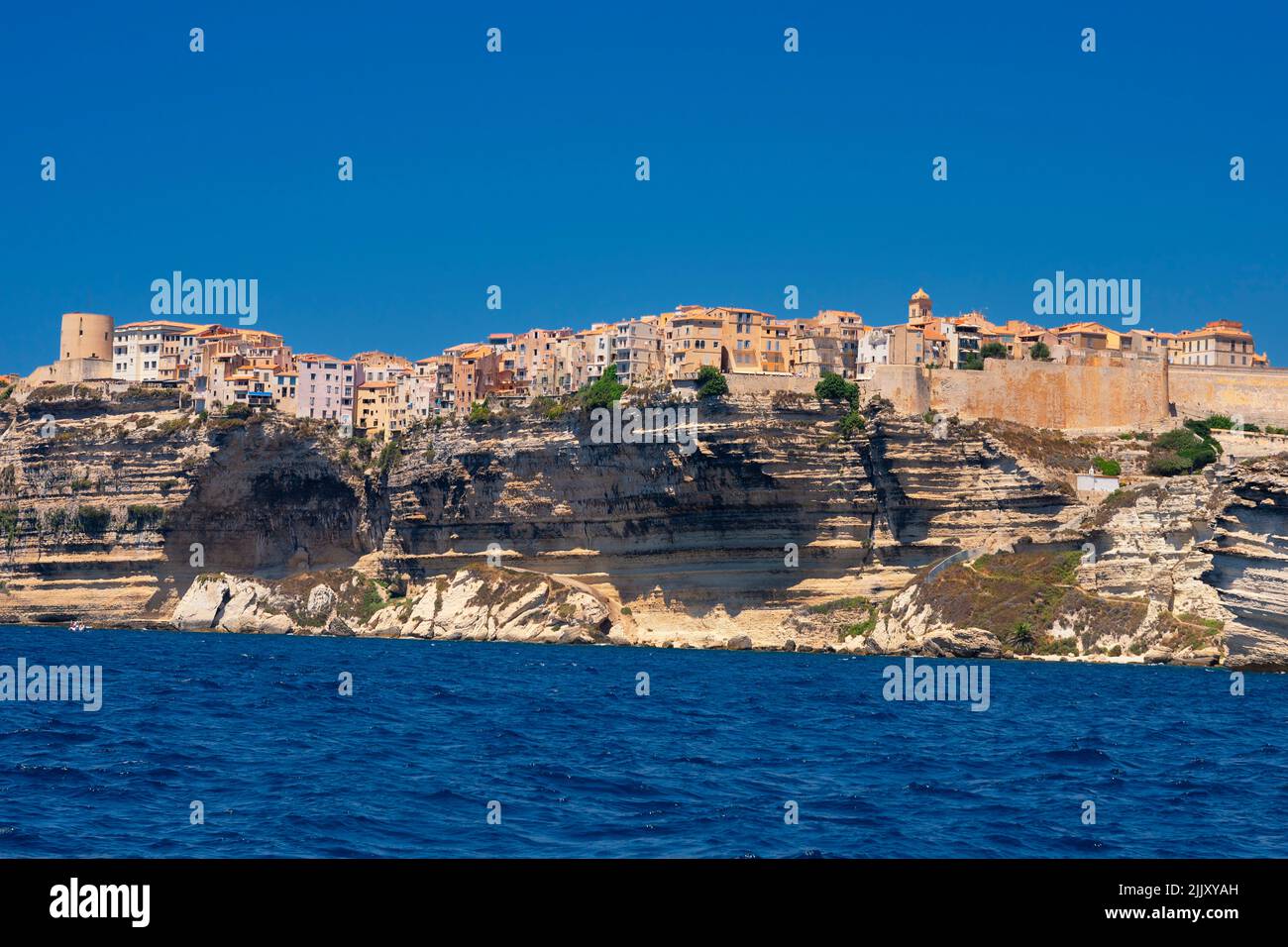 Vista de Bonifacio desde el mar, Córcega Foto de stock