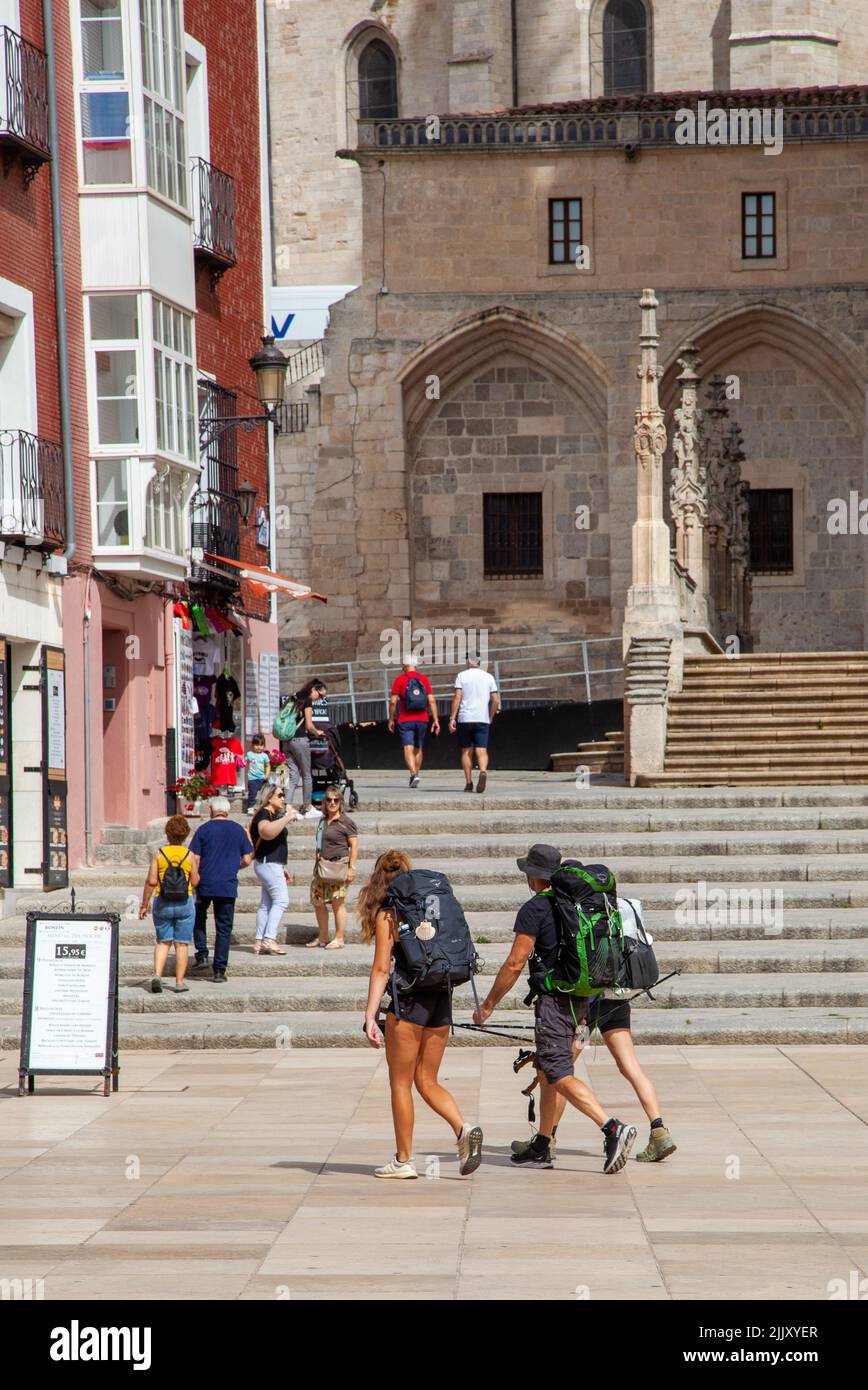 Peregrinos caminando por el Camino de Santiago, el Camino de Santiago entrando a Santiago , en la ciudad española de Burgos, España Foto de stock