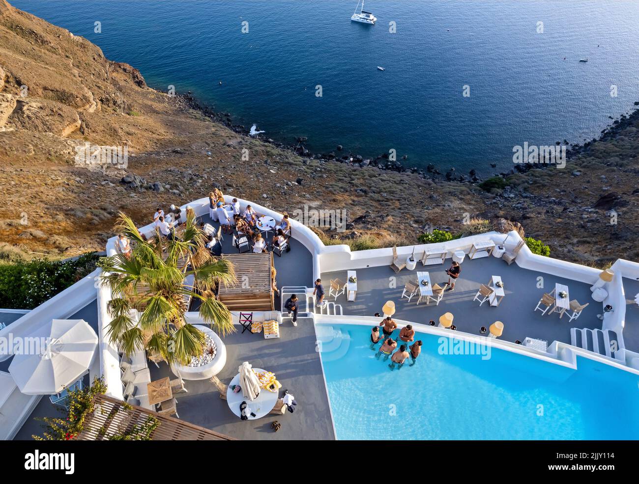 Hotel 'Katikies Kirini', 'hangar sobre la caldera, Perivolas, pueblo de Oia, isla de Santorini, Cyclades, Grecia. Foto de stock