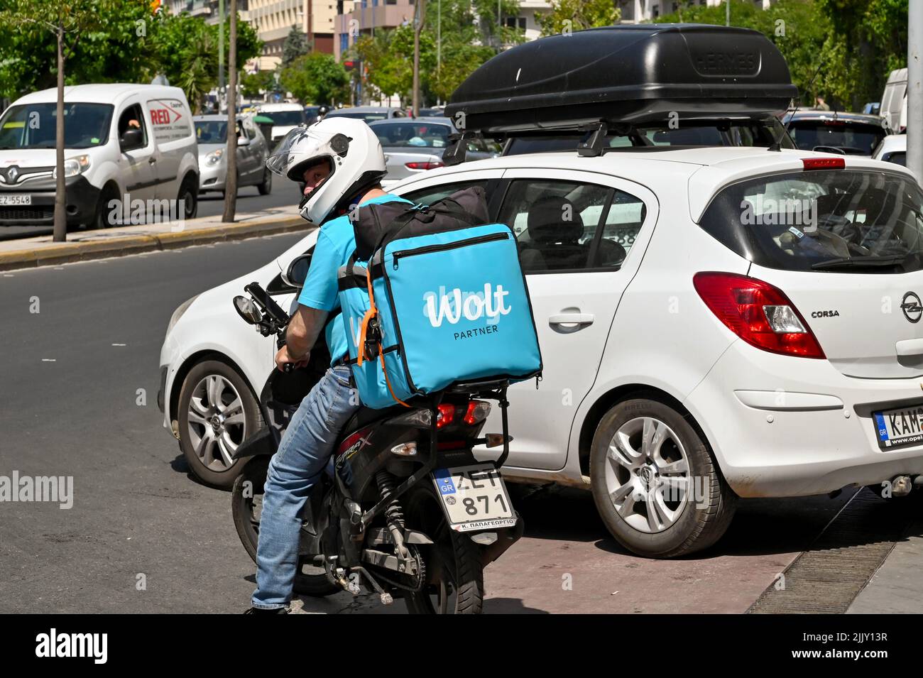 Atenas, Grecia - Mayo de 2022: Contenedor en la parte trasera de un scooter para llevar comida. La caja tiene la marca Wolt partner delivery c Foto de stock