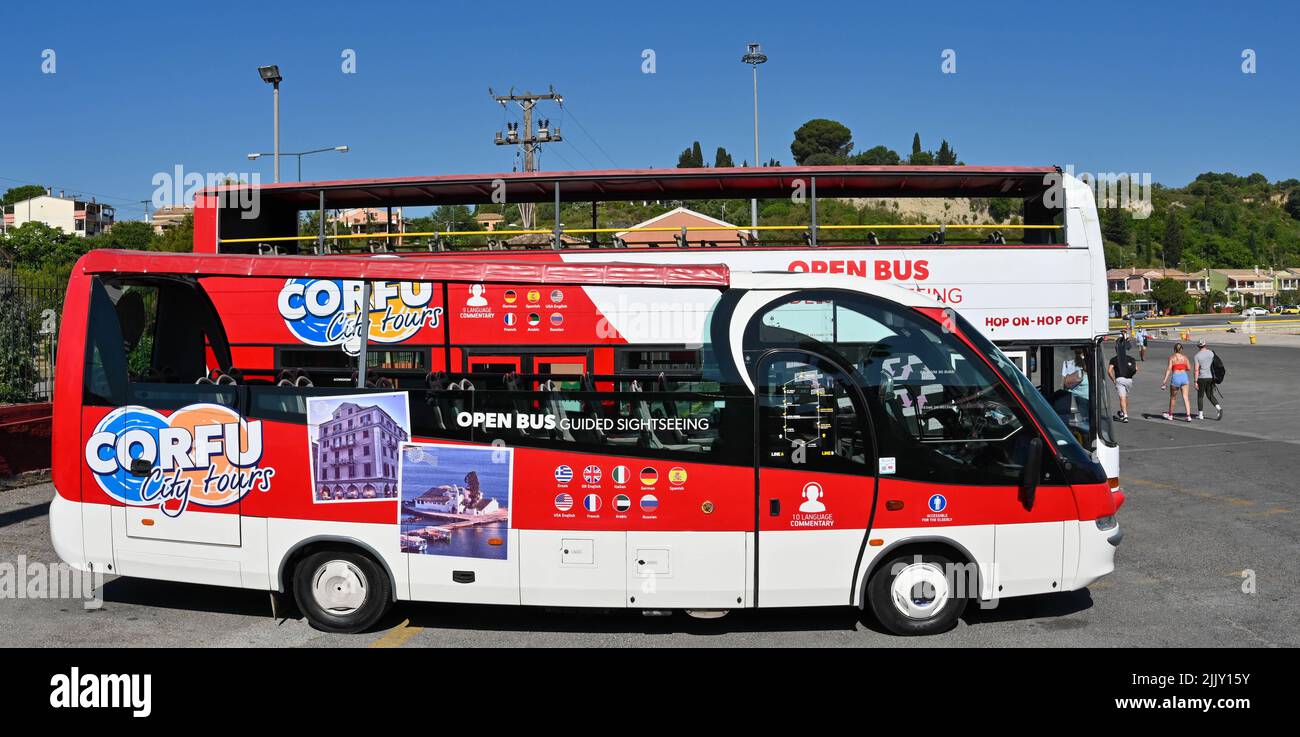 Corfú, Grecia - 2022 de junio: Suba y baje de los autobuses turísticos estacionados en el puerto de la ciudad de Corfú Foto de stock